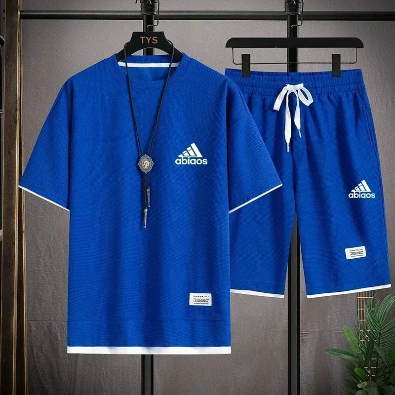 cThe new hot trends of summer fashion in 2025: men's casual short-sleeved T-shirts and sports shorts, breathable and comfortable