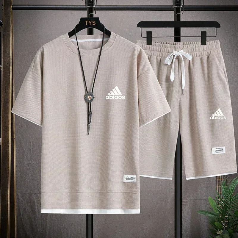 cThe new hot trends of summer fashion in 2025: men's casual short-sleeved T-shirts and sports shorts, breathable and comfortable