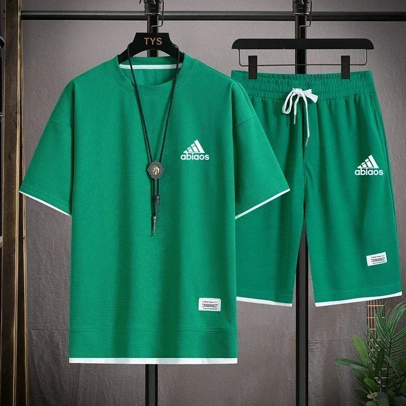 cThe new hot trends of summer fashion in 2025: men's casual short-sleeved T-shirts and sports shorts, breathable and comfortable
