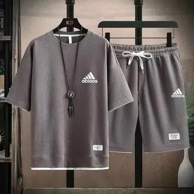 cThe new hot trends of summer fashion in 2025: men's casual short-sleeved T-shirts and sports shorts, breathable and comfortable