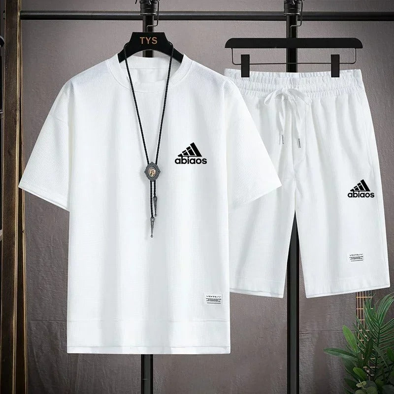 cThe new hot trends of summer fashion in 2025: men's casual short-sleeved T-shirts and sports shorts, breathable and comfortable